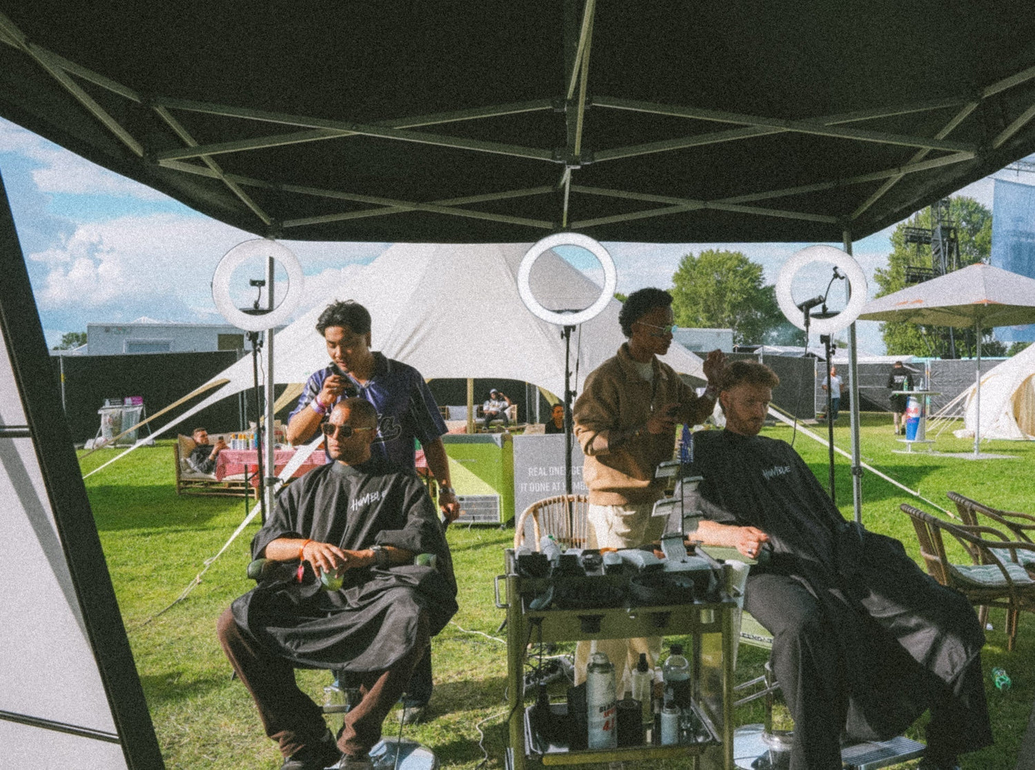 Humble Barbers mantiene afilados a los artistas del verano