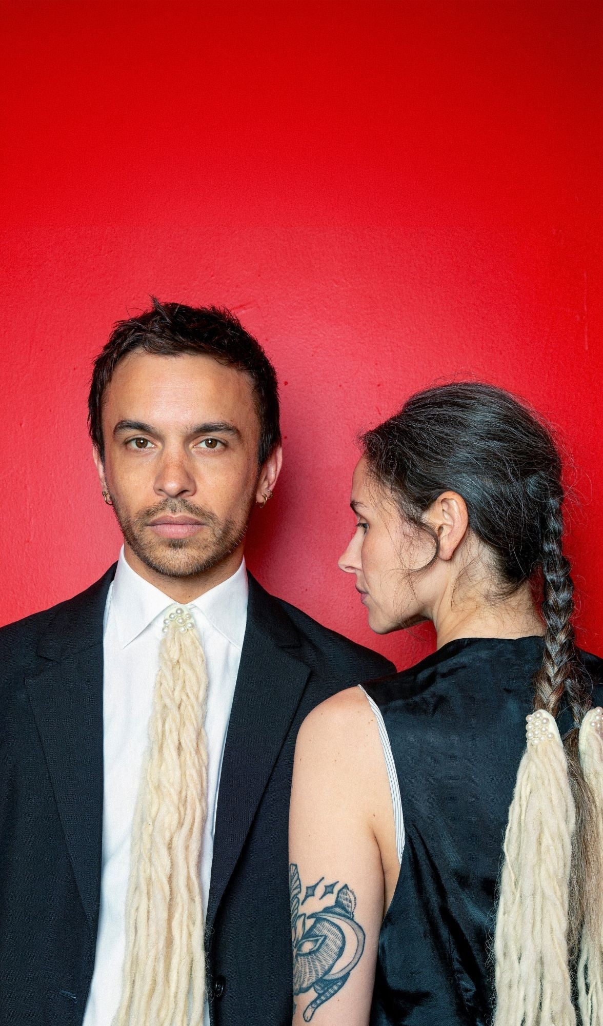 Christopher Mitchell pinta su salón de color rojo oscuro