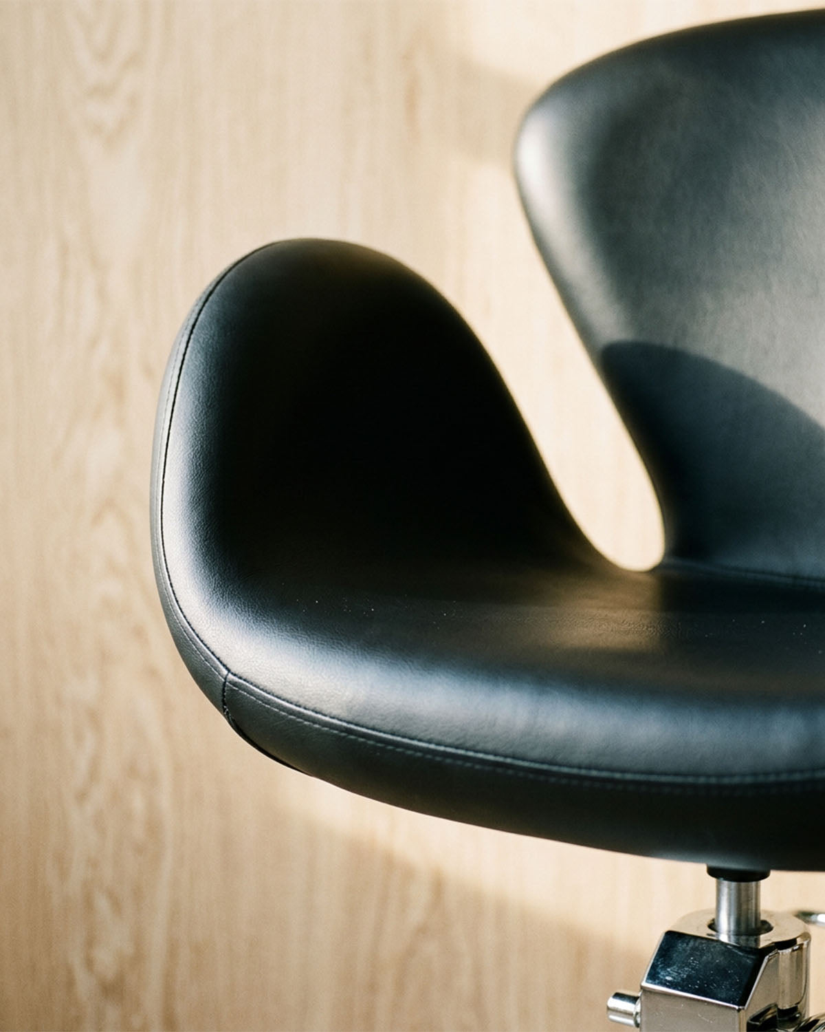 Chloe - Sillón de peluquería negro con base redonda cromada