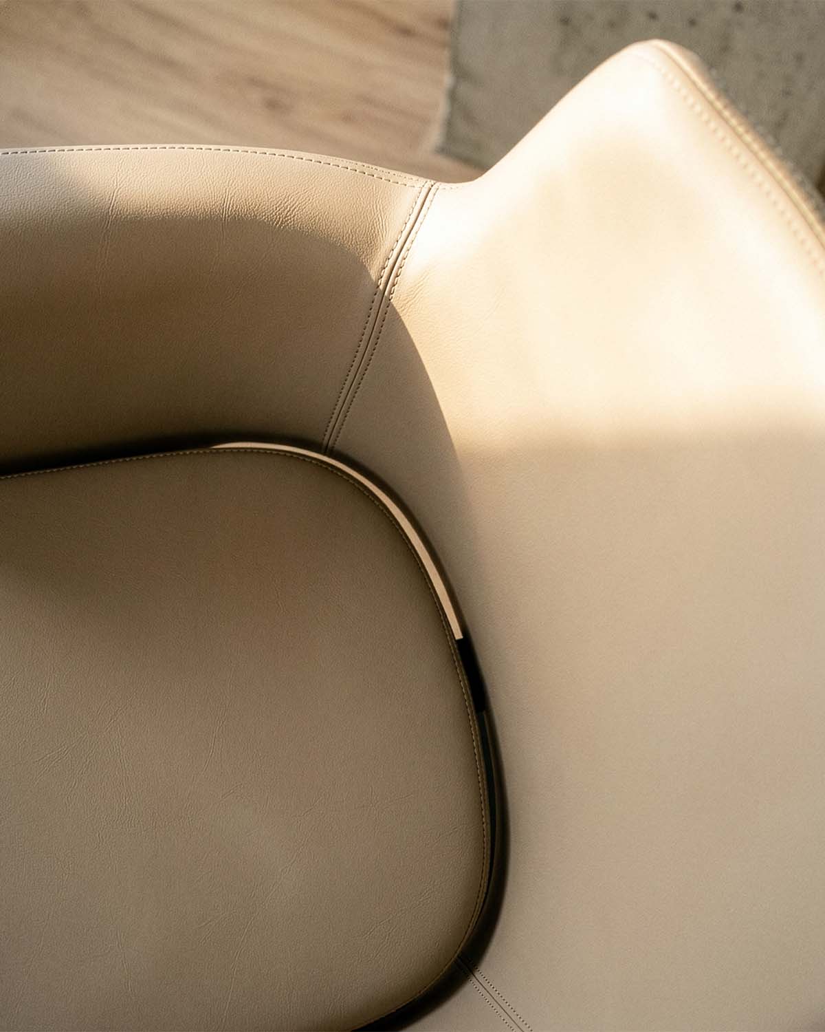 Greiner 38 - Sillón de peluquería beige con base redonda negra