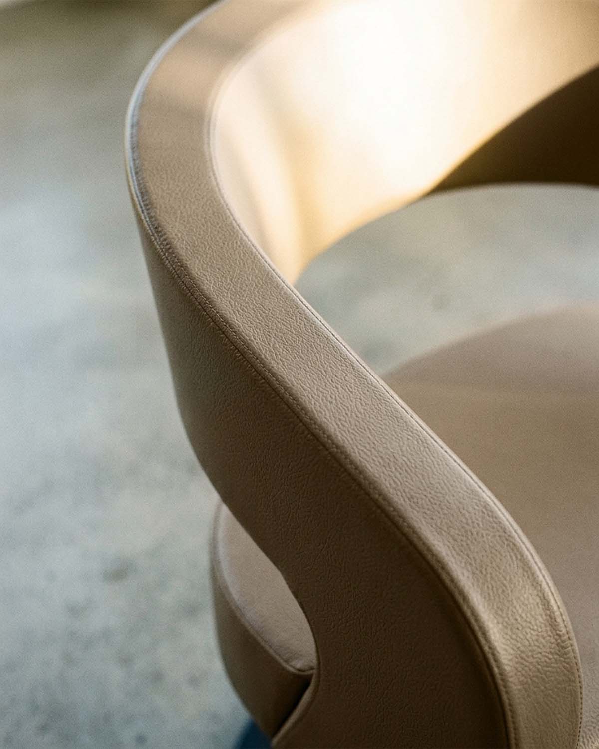 Greiner 50 - Sillón de peluquería beige con base redonda negra