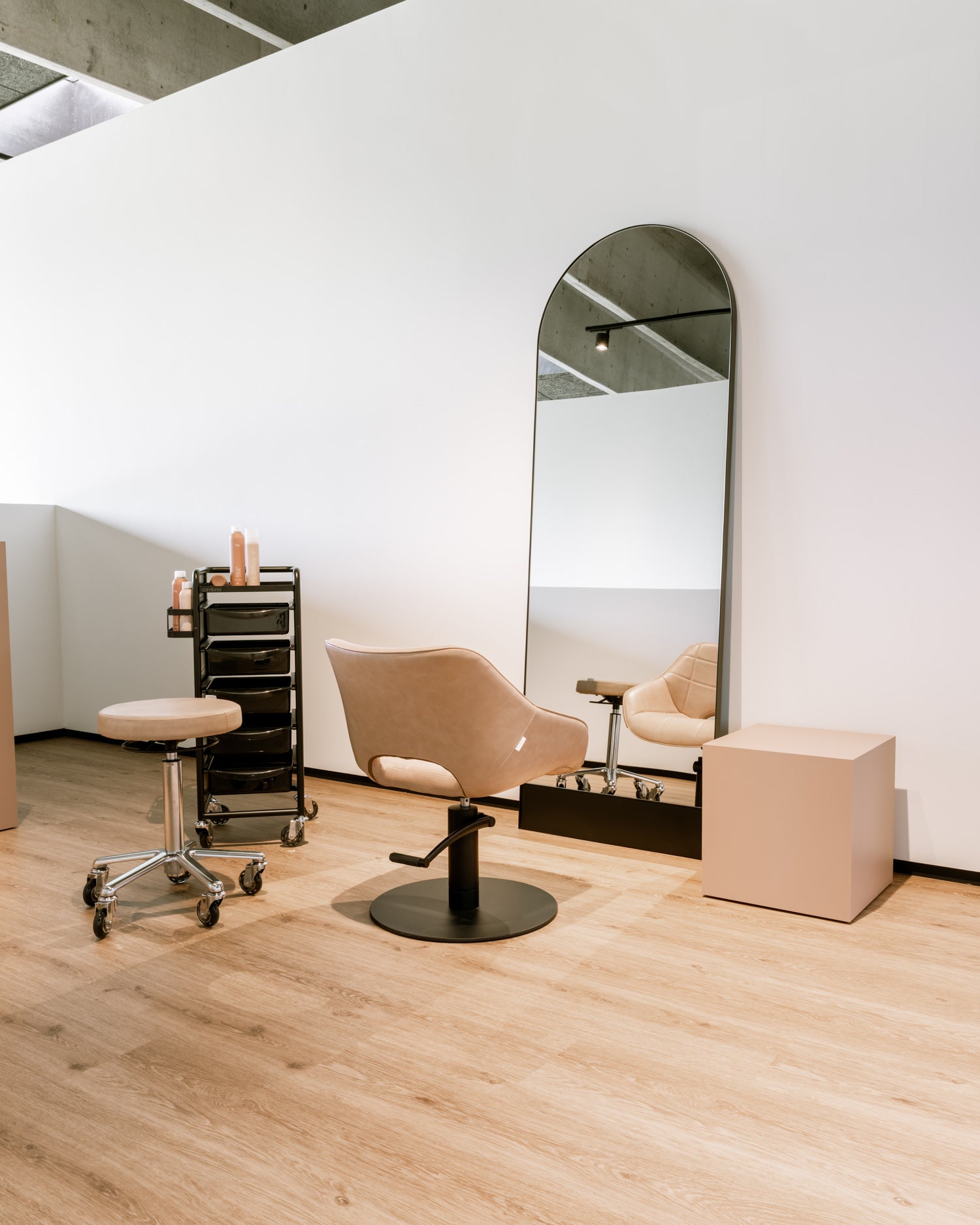 Rosie Blush - Pink hairdressing chair - Black round base