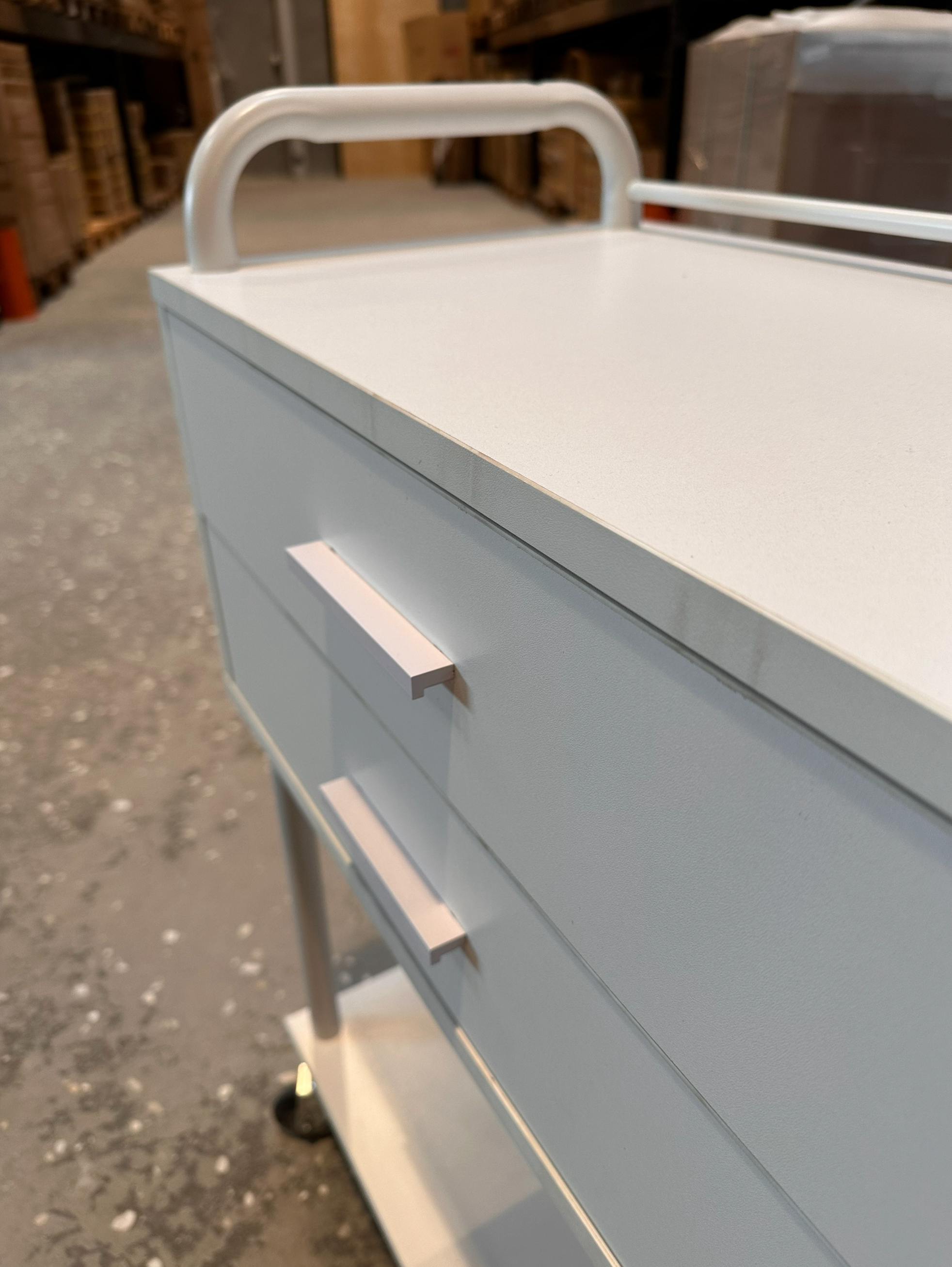 Clara 2 - Carrito de peluquería blanco - Ruedas repelentes al cabello