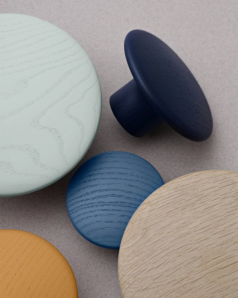 Dots - Perchero de roble verde salvia - ø17