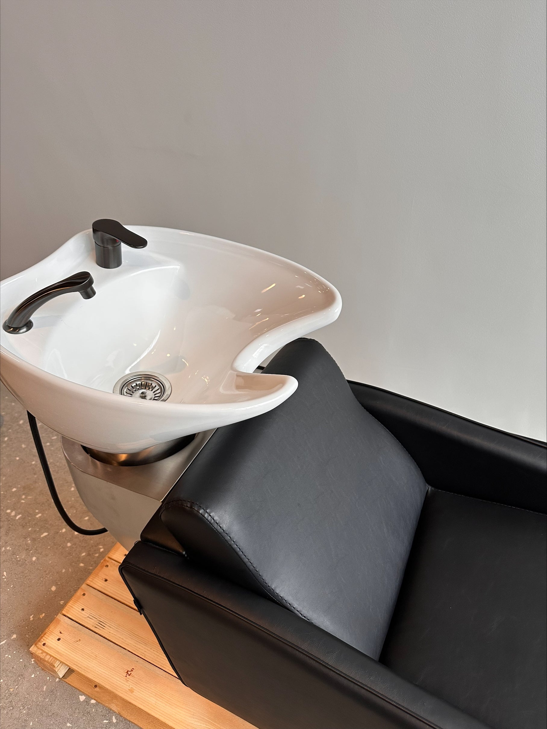 Zippy - Sillón de peluquería lavacabezas negro - Cubeta blanca MODELO DEMO