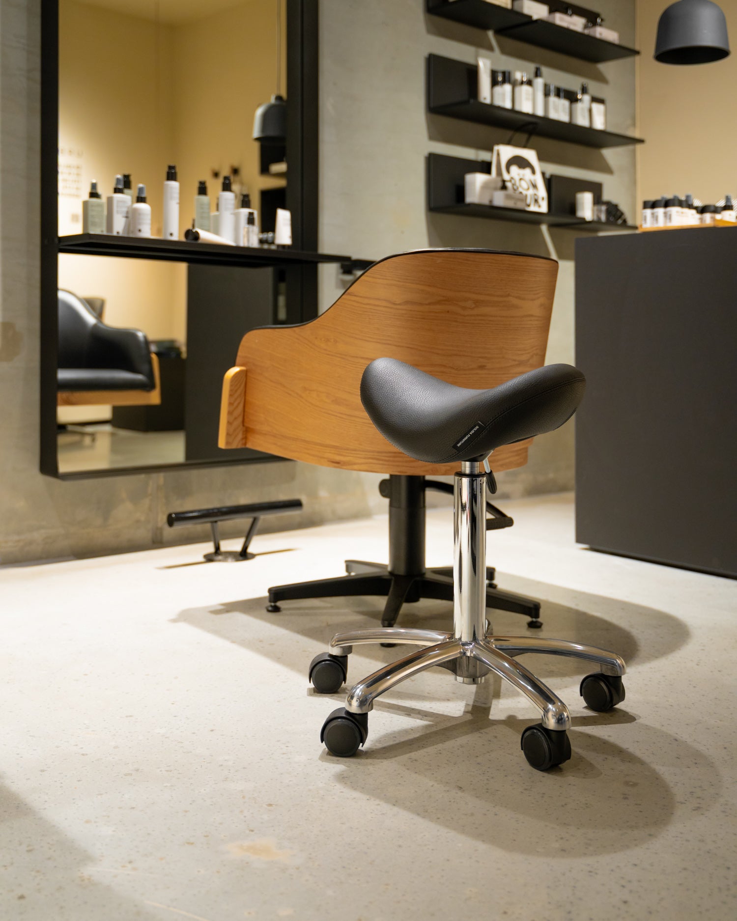 Stella - taburete de silla de montar de aluminio con tapizado negro